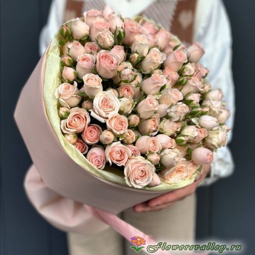 Букет из 15 розовых кустовых роз "Лидия" (Lidia)