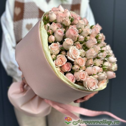 Букет из 15 розовых кустовых роз "Лидия" (Lidia)