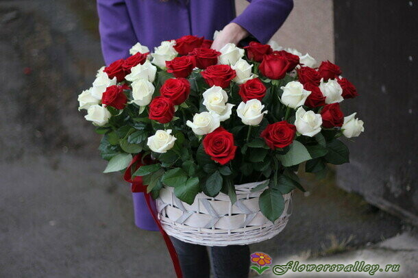 75 роз красных и белых