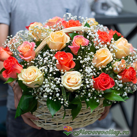 25 разноцветных роз