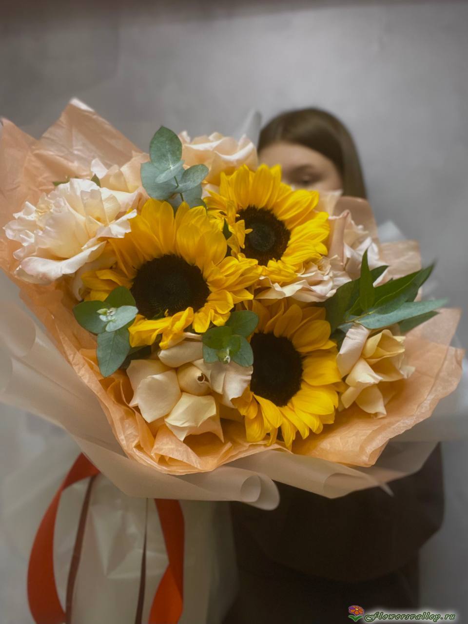 Букет с подсолнухами и французскими розами
