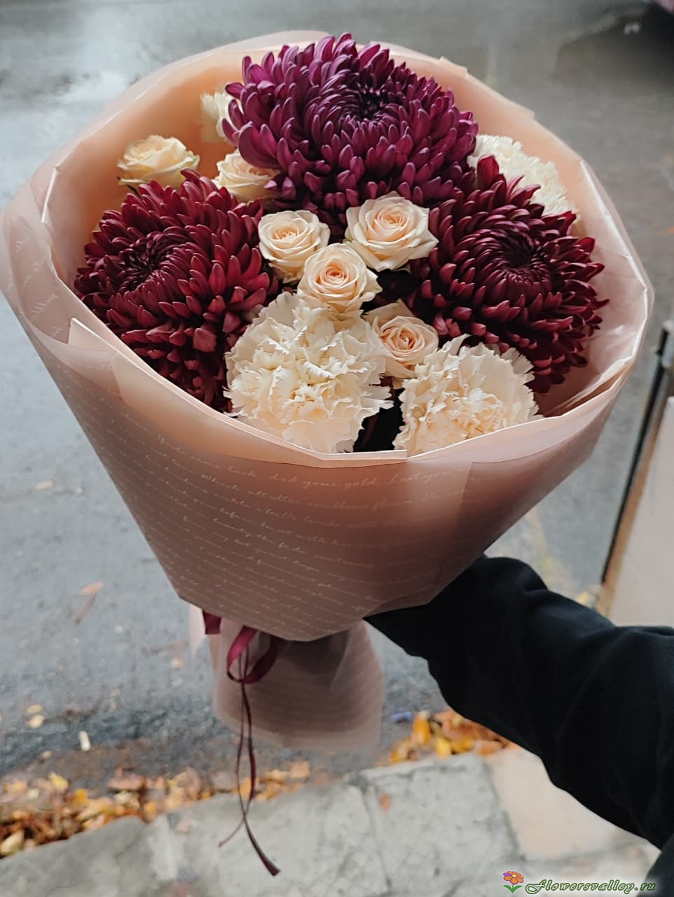 с хризантемой бигуди и кустовой розой