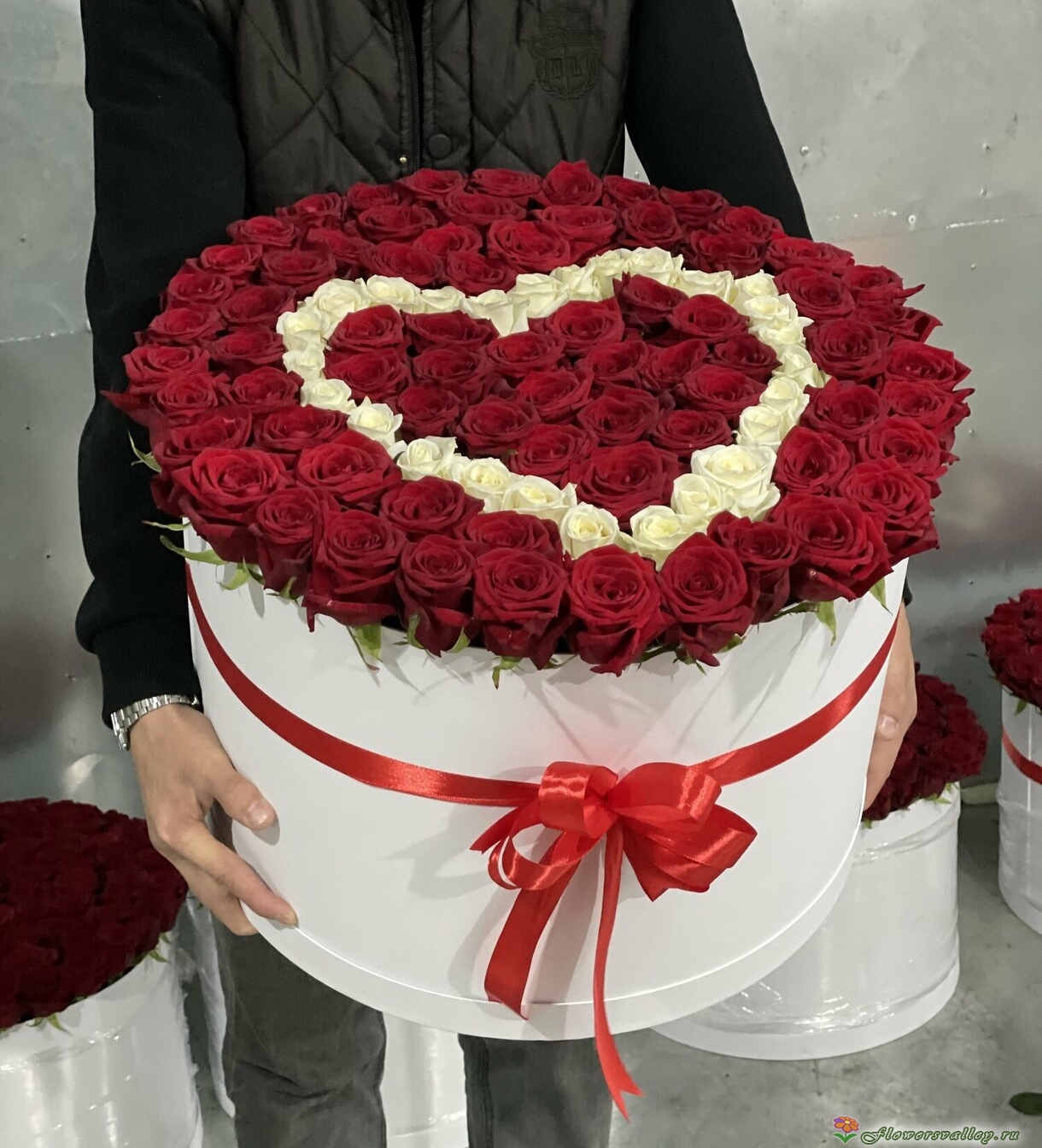 101 роза в шляпной коробке в форме сердца