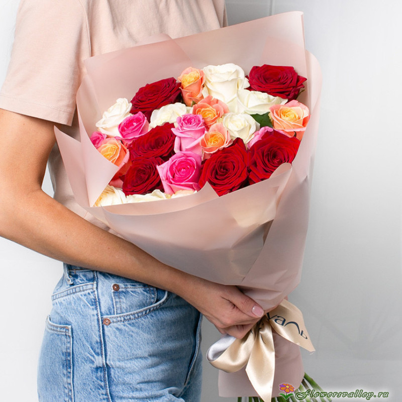 25 разноцветных роз