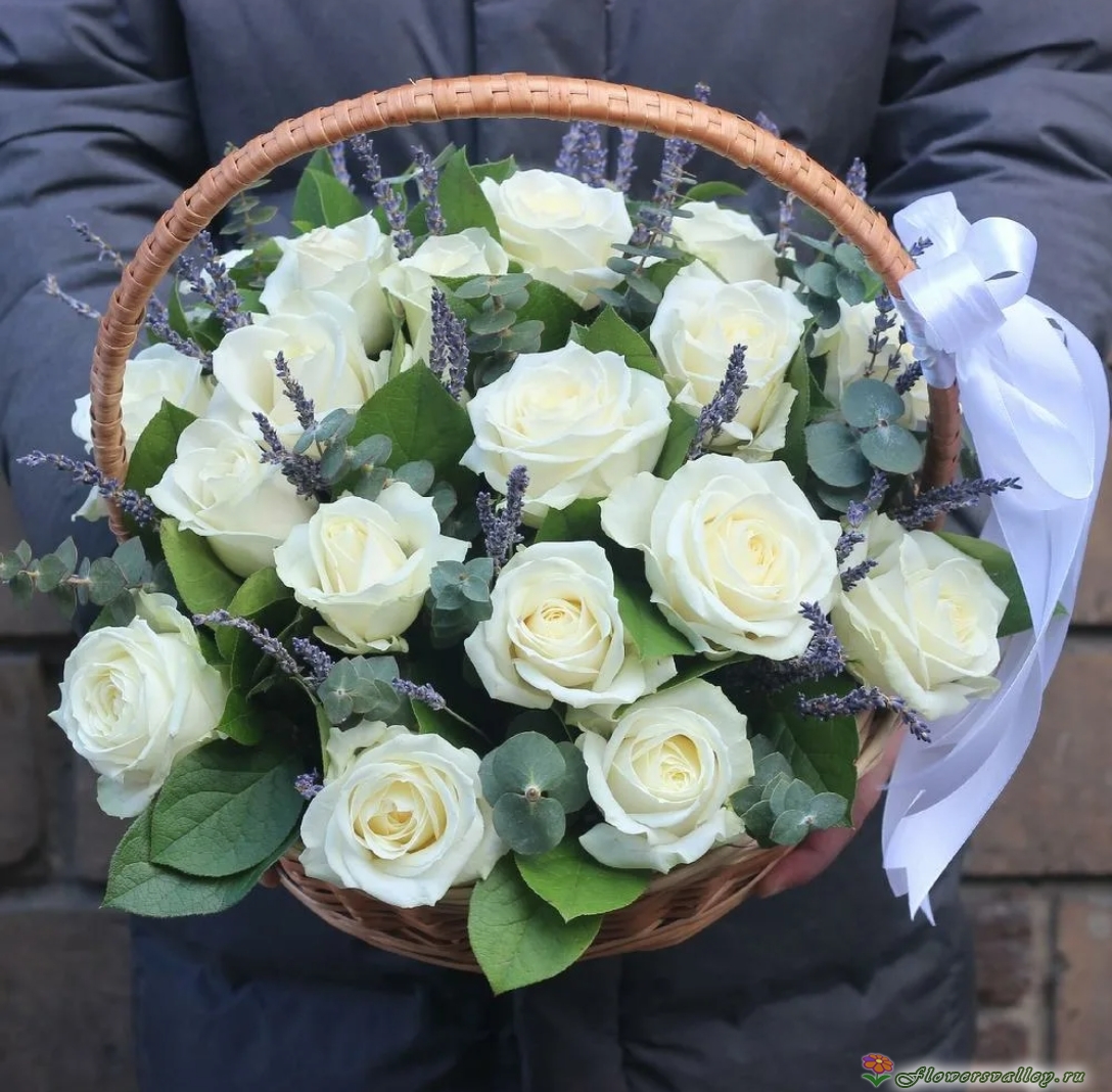 Корзина с 35 розами и лавандой