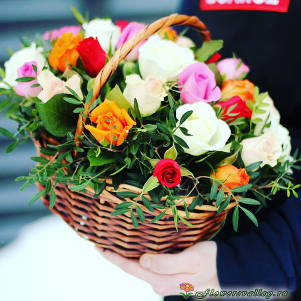 Корзинка разноцветных  роз 15 шт.