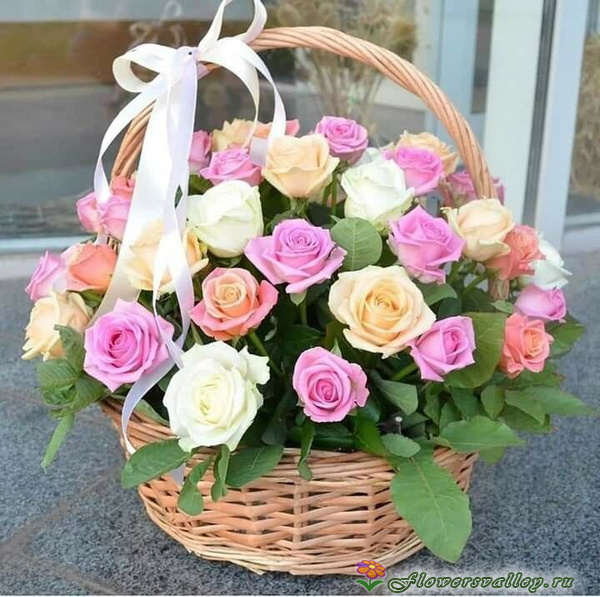 Корзинка разноцветных роз 35 шт.