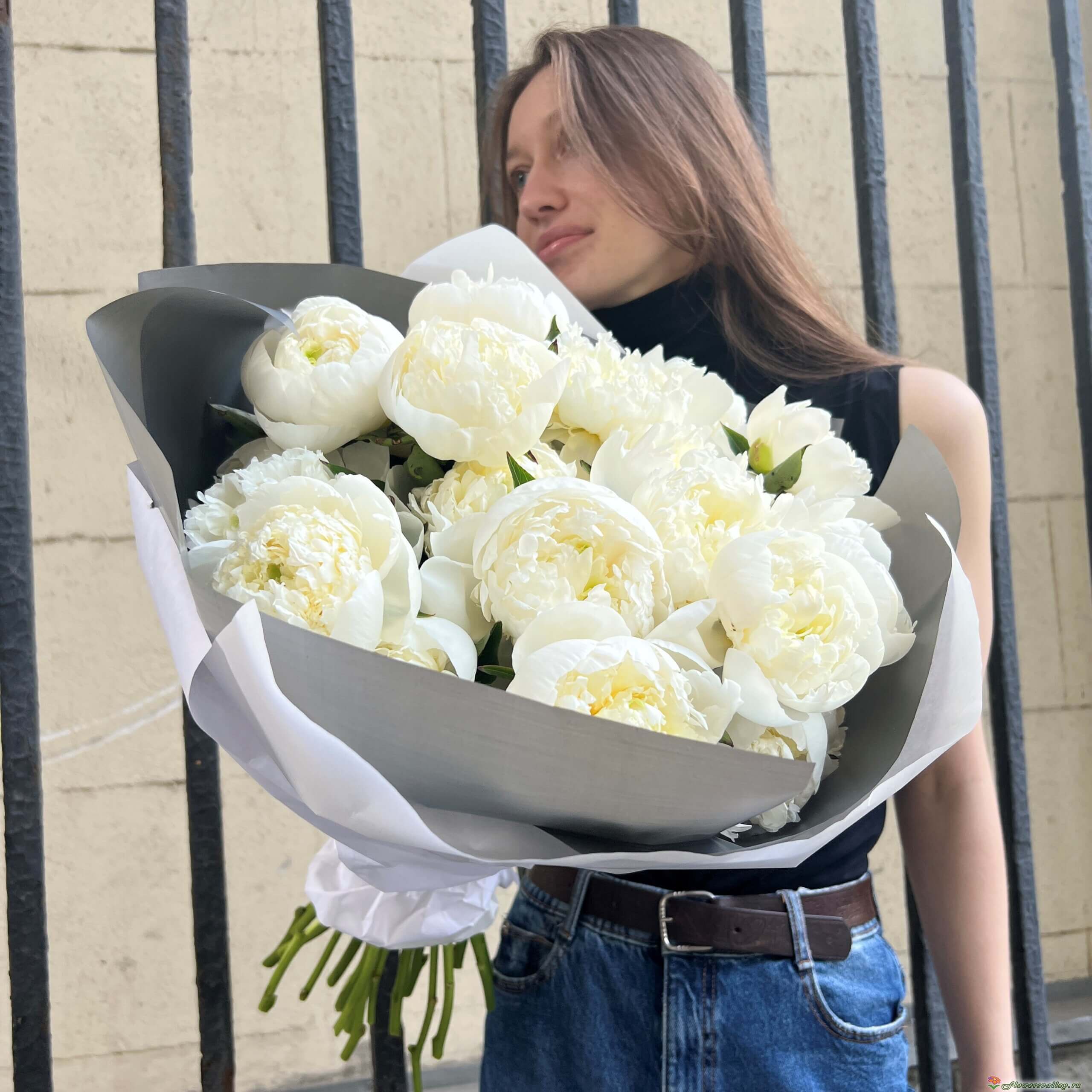 25 белых пионов