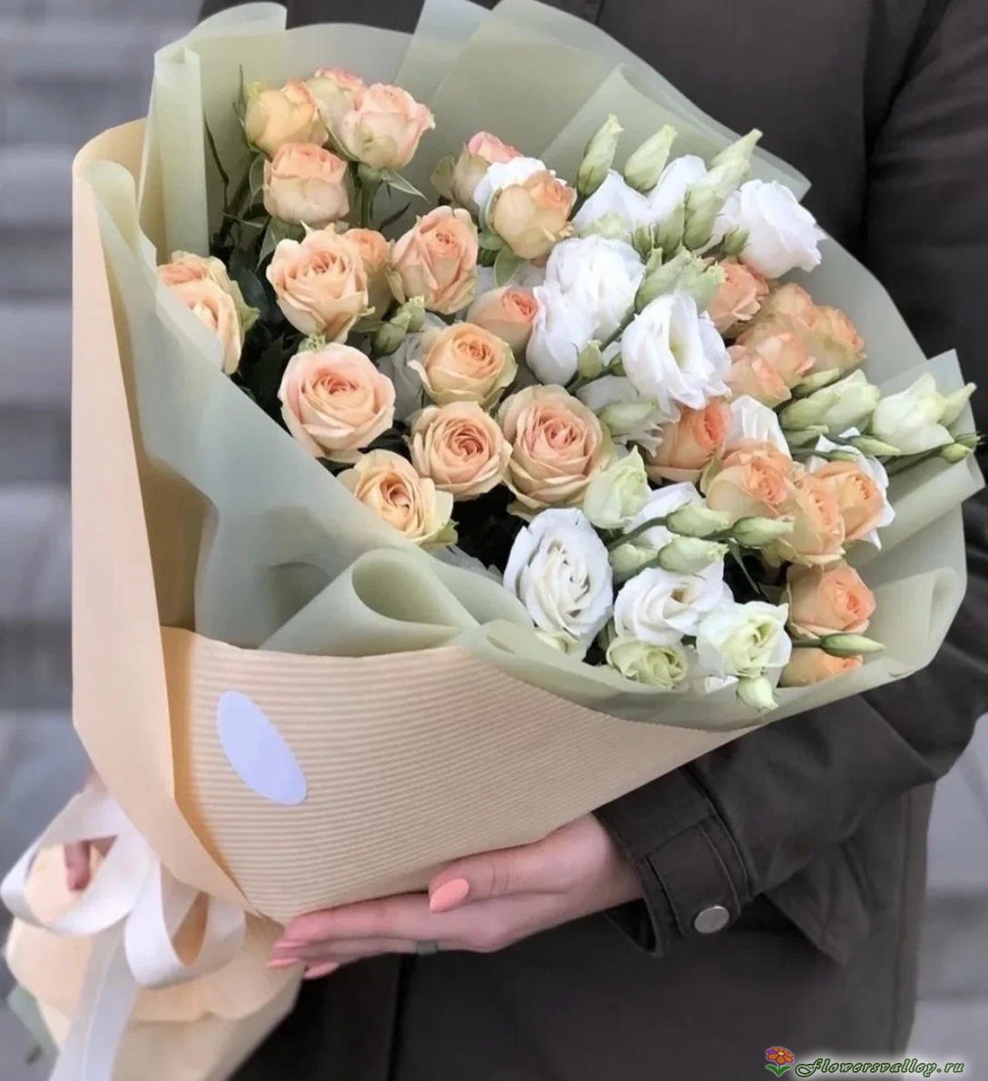 Букет из 7 кустовых розы и эустомы